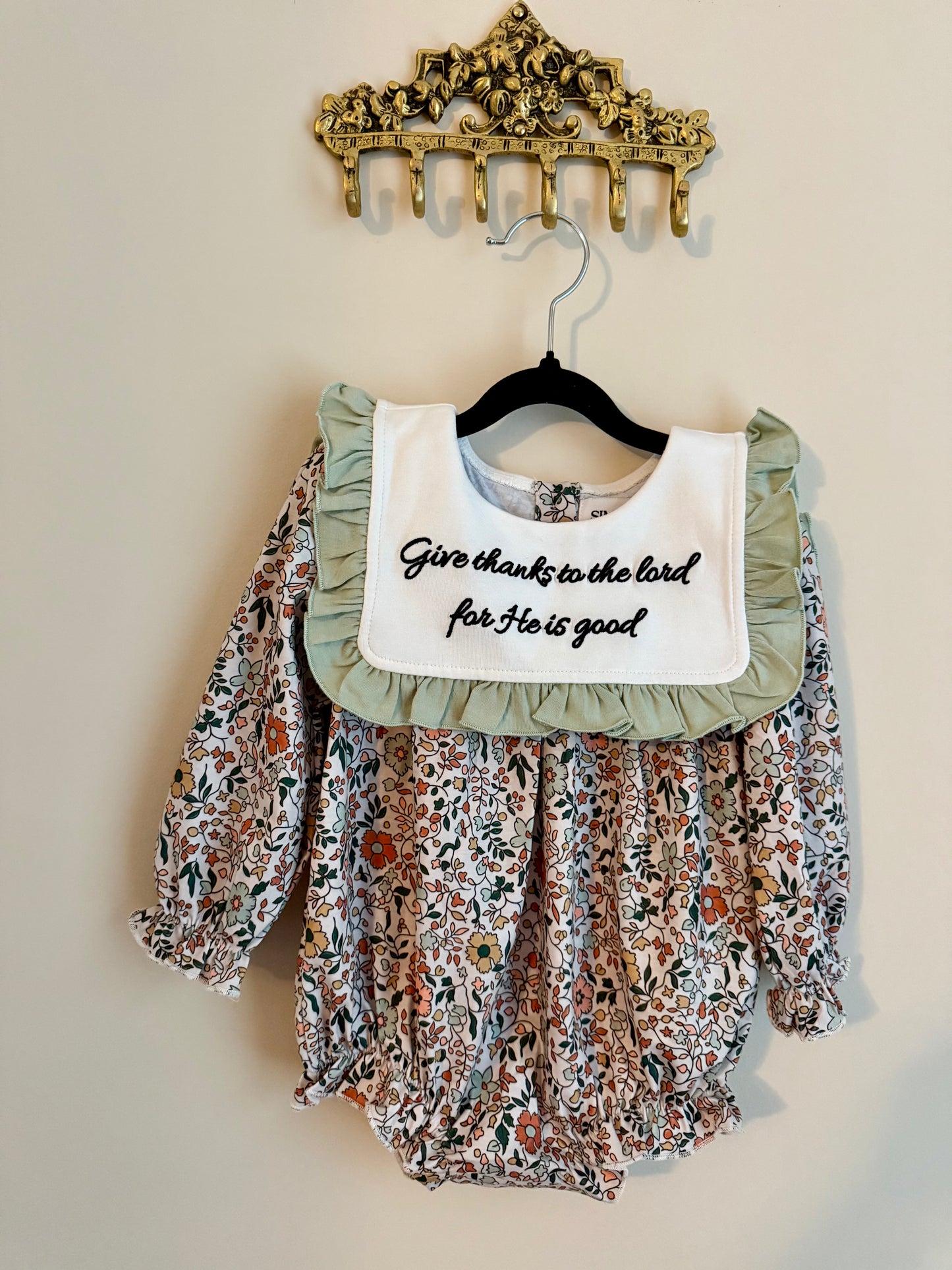 Give thanks to the Lord girl bubble